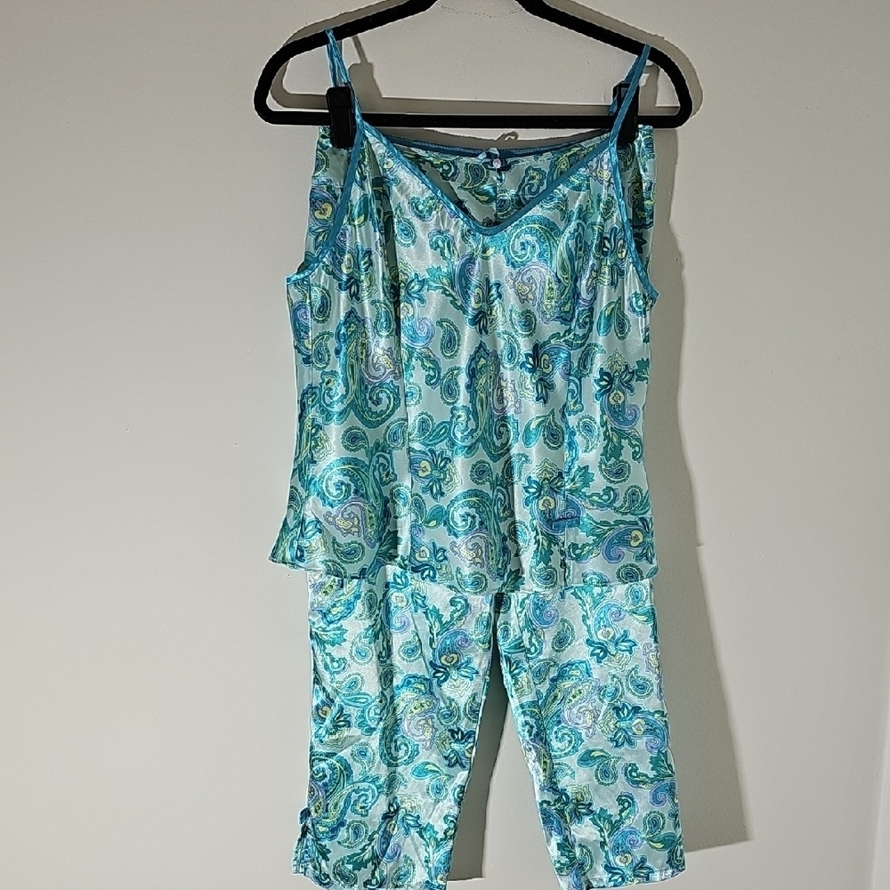 Kathryn PJS. Blue satin Paisley Pajama Set. Size Large.‎ Elegant